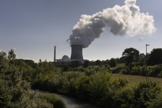 Même en cas de crues extrêmes, les bâtiments importants pour la sécurité des centrales nucléaires suisses ne sont pas menacés. En photo, la centrale de Leibstadt. (archives) KEYSTONE/GAETAN BALLY